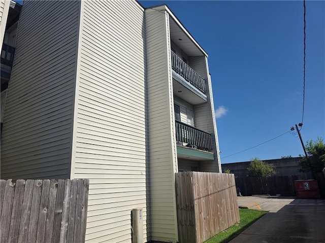 4829 Wabash St Unit 307, Metairie, LA 70001 - view of side of home featuring a balcony