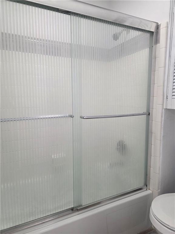 4829 Wabash St Unit 307, Metairie, LA 70001 - full bath featuring enclosed tub / shower combo and toilet