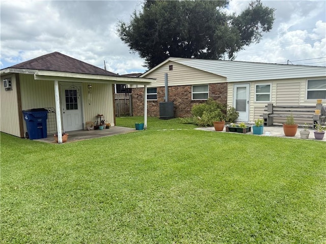 3229 Hero Dr, Gretna, LA 70053 - rear view of house with a lawn