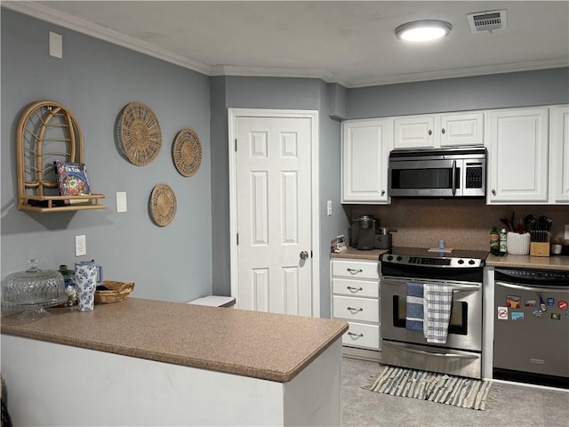 517 Colony Pl, Metairie, LA 70003 - kitchen featuring appliances with stainless steel finishes, ornamental molding, white cabinetry, and a peninsula