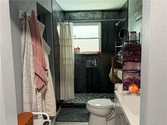 517 Colony Pl, Metairie, LA 70003 - bathroom with tiled shower, vanity, and a textured wall