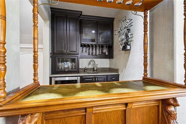 8 Oak Tree Dr, Slidell, LA 70458 - indoor wet bar with a textured wall