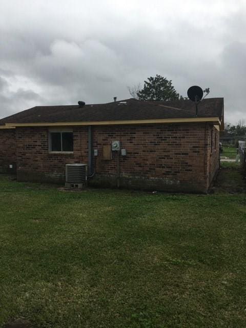 520 Emile Ave, Westwego, LA 70094 - back of property with brick siding and a yard
