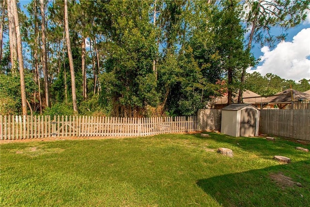 2212 Prairie Ct, Mandeville, LA 70448 - fenced backyard with a storage shed