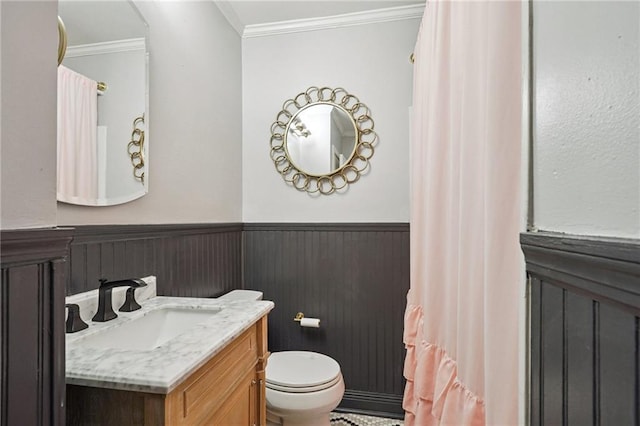 9 Hennessey Ct, River Ridge, LA 70123 - bathroom with vanity, crown molding, and wainscoting