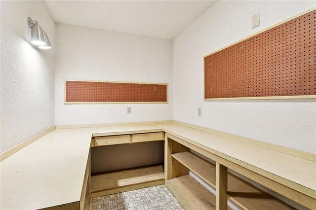 3709 Metairie Hts, Metairie, LA 70002 - unfurnished office featuring built in study area