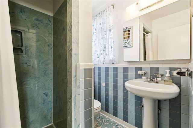 822 Homestead Ave, Metairie, LA 70005 - bathroom with tile walls, tile patterned floors, curtained shower, and a wainscoted wall