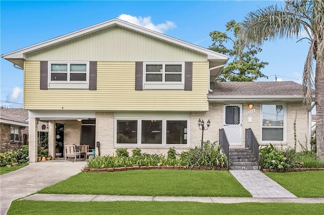 6213 Rosalie Ct, Metairie, LA 70003 - tri-level home with entry steps, a front lawn, and brick siding