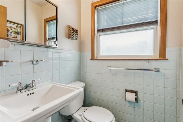 6213 Rosalie Ct, Metairie, LA 70003 - bathroom with tile walls and wainscoting