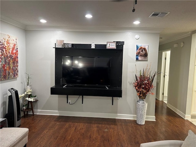 532 Deerfield Rd, Terrytown, LA 70056 - detailed view of crown molding, wood finished floors, and recessed lighting