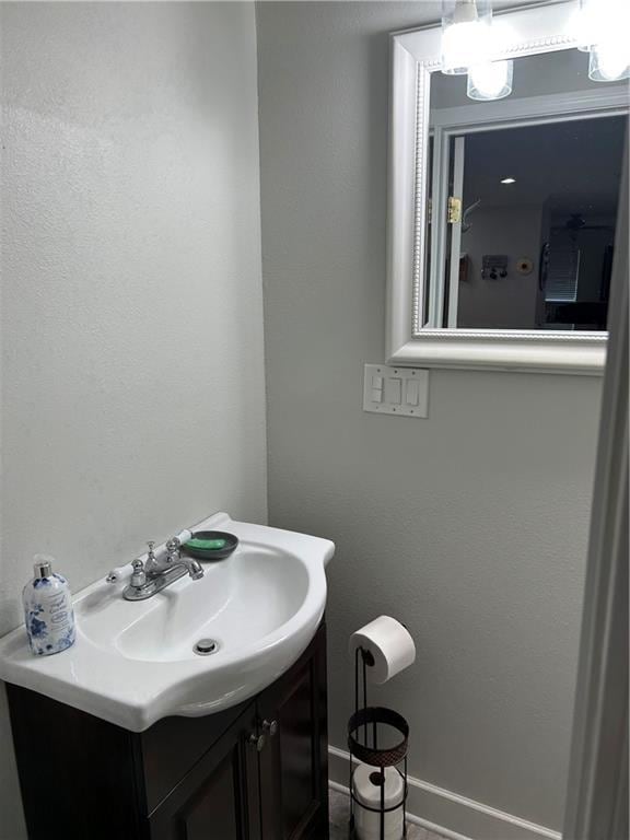 532 Deerfield Rd, Terrytown, LA 70056 - half bath featuring vanity and baseboards