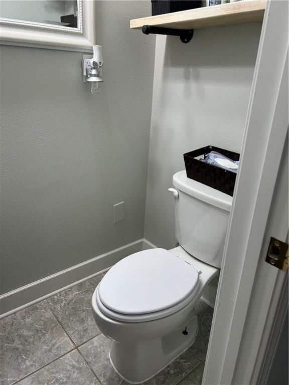 532 Deerfield Rd, Terrytown, LA 70056 - bathroom with toilet and baseboards