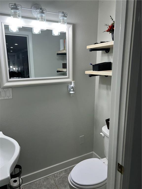 532 Deerfield Rd, Terrytown, LA 70056 - bathroom featuring baseboards and toilet