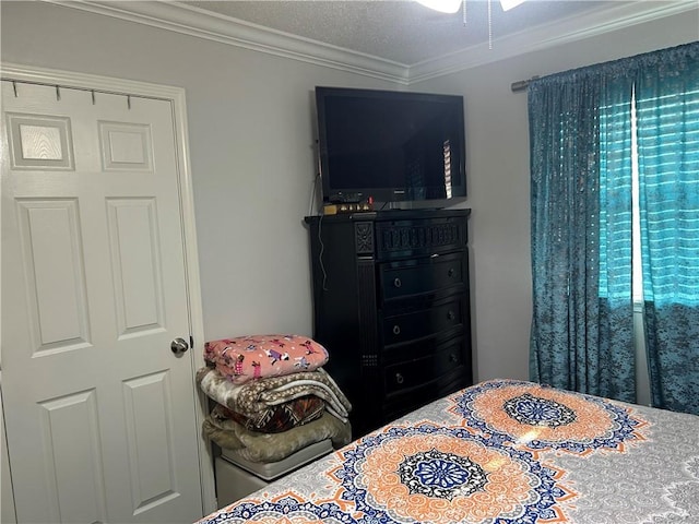 532 Deerfield Rd, Terrytown, LA 70056 - bedroom featuring crown molding