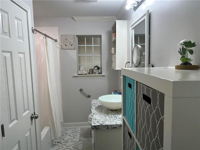 532 Deerfield Rd, Terrytown, LA 70056 - full bathroom featuring vanity, crown molding, and shower / tub combo with curtain