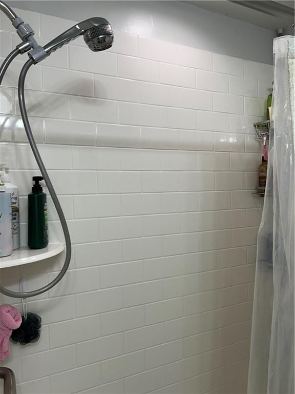 532 Deerfield Rd, Terrytown, LA 70056 - bathroom view of a tile shower