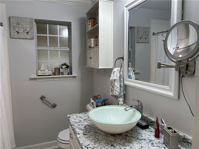 532 Deerfield Rd, Terrytown, LA 70056 - full bath featuring a shower with shower curtain and vanity