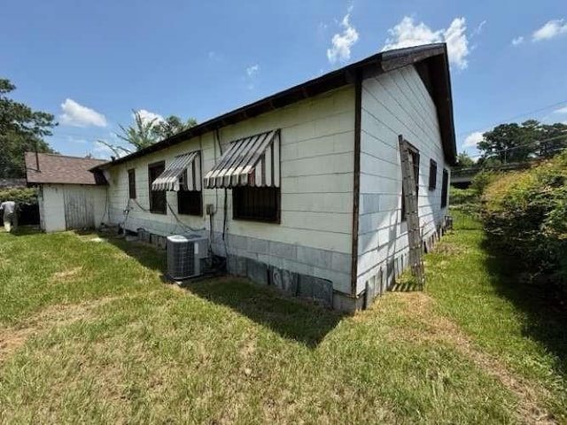 5013 Douglas Ave, Baton Rouge, LA 70805 - view of side of home featuring a lawn
