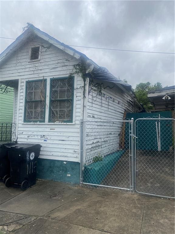 1122 Henriette Delille St, New Orleans, LA 70116 - view of side of property with a gate