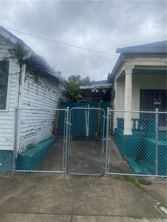 1122 Henriette Delille St, New Orleans, LA 70116 - view of side of home with a gate