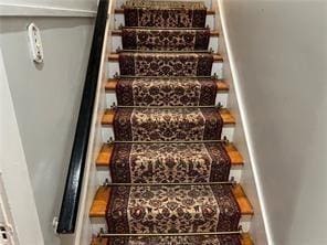 400 Millaudon St, New Orleans, LA 70118 - stairs with baseboards