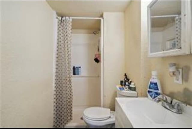 3026 Short St, New Orleans, LA 70125 - full bathroom with a shower with curtain and vanity