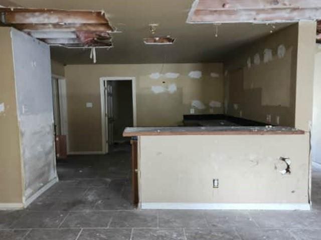 108 E 12th Ext, Reserve, LA 70084 - kitchen featuring baseboards and a peninsula