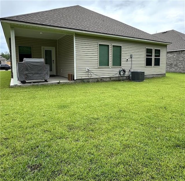 42423 Landing View Rd, Ponchatoula, LA 70454 - rear view of house featuring a shingled roof, a lawn, and a patio area