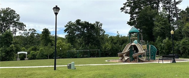 42423 Landing View Rd, Ponchatoula, LA 70454 - communal playground with a lawn