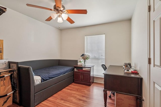 70105 10th St, Covington, LA 70433 - bedroom featuring light wood-style flooring, a desk, and a ceiling fan