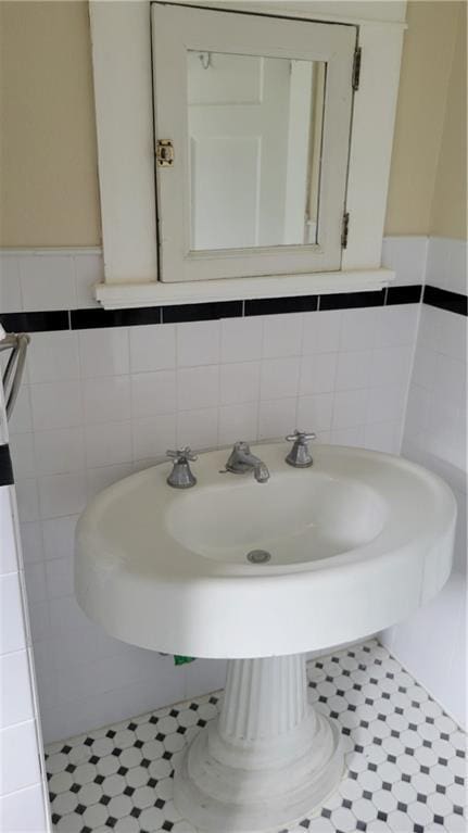 177375 N Dorgenois St, New Orleans, LA 70119 - bathroom with tile walls and a wainscoted wall