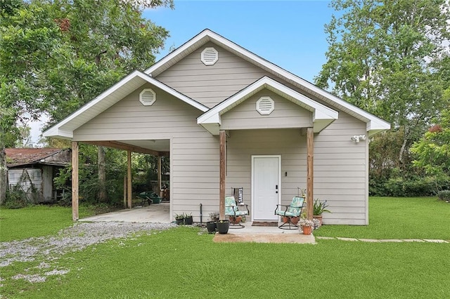 540 N 8th St, Ponchatoula, LA 70454 - view of front facade featuring driveway, a carport, and a front yard
