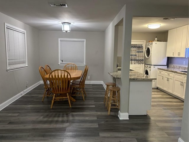 1905 Farmington Pl, Gretna, LA 70056 - dining area with stacked washing machine and dryer and dark wood-style flooring