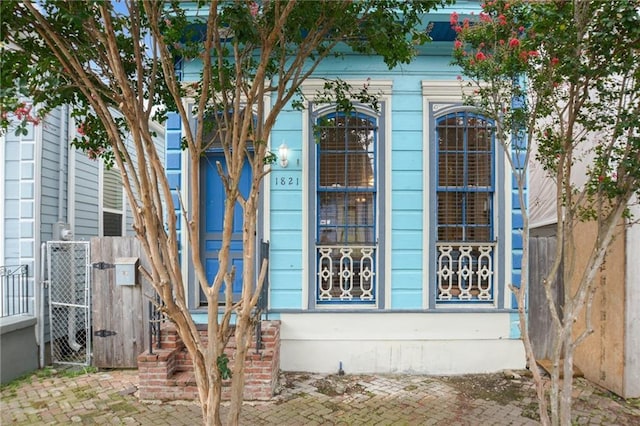 1821 Urquhart St, New Orleans, LA 70116 - view of side of property featuring a gate