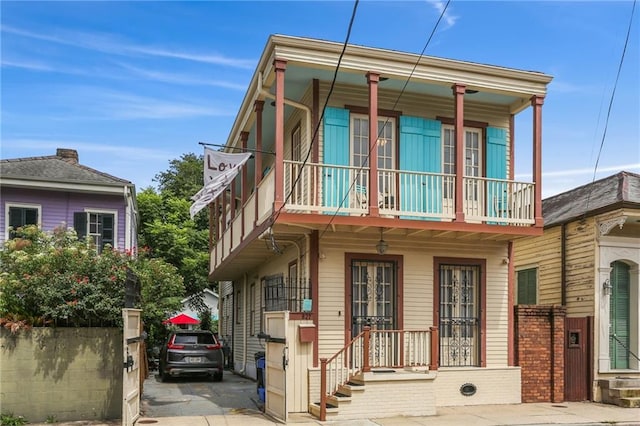 827 Port St, New Orleans, LA 70117 - view of side of property featuring a balcony and driveway
