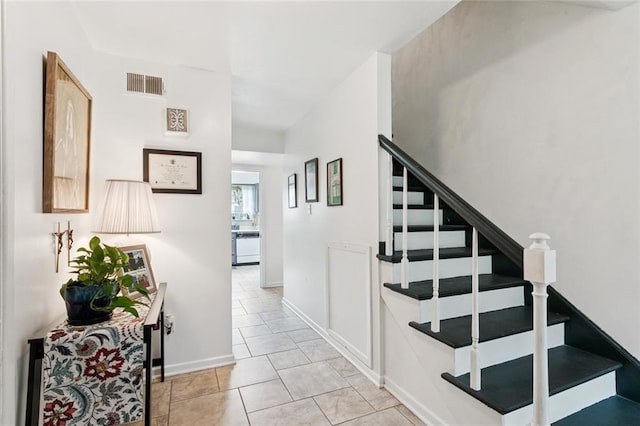 872 Bellemeade Blvd, Gretna, LA 70056 - stairway featuring baseboards