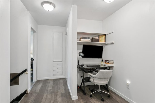 872 Bellemeade Blvd, Gretna, LA 70056 - office featuring wood finished floors and baseboards
