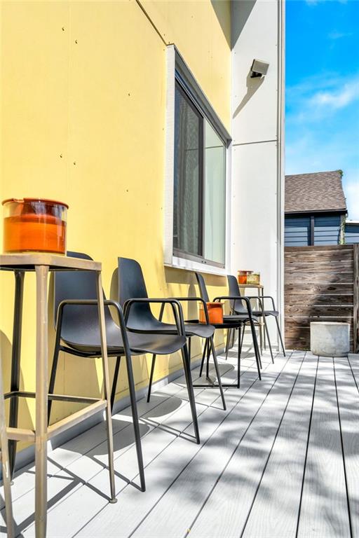2113 Harmony St, New Orleans, LA 70115 - view of balcony