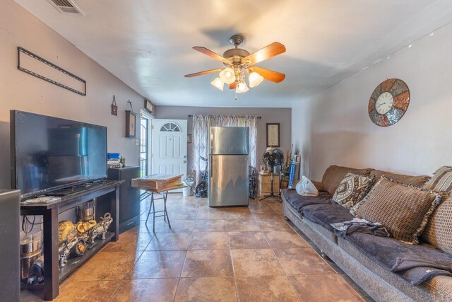 716260 Bunker Hill Rd, New Orleans, LA 70127 - living room with a ceiling fan