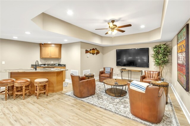 living area featuring light wood-style floors, ceiling fan, baseboards, and recessed lighting