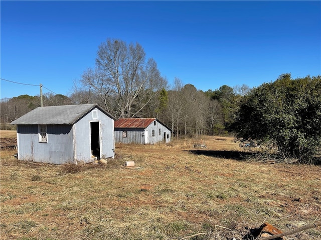 view of yard with a storage shed