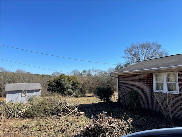 view of yard featuring a shed