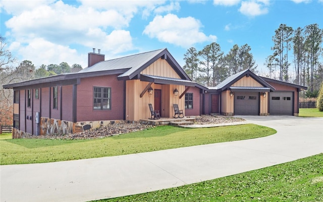 view of front of house featuring a front yard and a garage