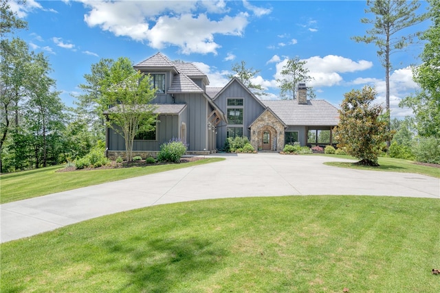 view of front of house featuring a front lawn