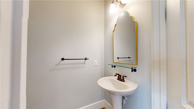 bathroom featuring sink