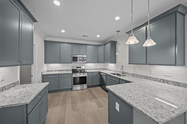 170 Preston Ridge Dr, Seneca, SC 29672 - kitchen featuring recessed lighting, stainless steel appliances, a sink, light wood finished floors, and a peninsula