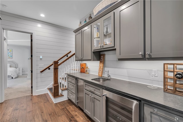 kitchen with beverage cooler, sink, dark hardwood / wood-style flooring, and gray cabinets