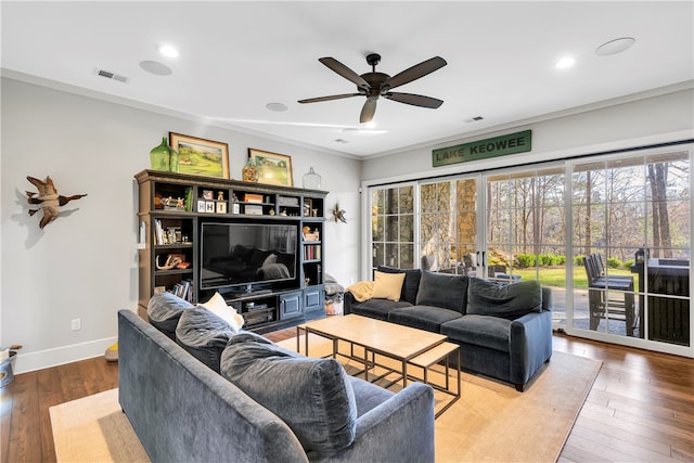 living room featuring light wood-type flooring, crown molding, and ceiling fan