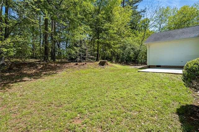 view of yard with a patio