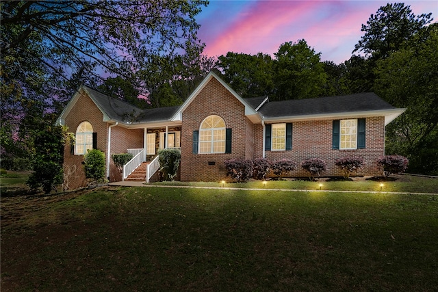 view of front of house featuring a yard